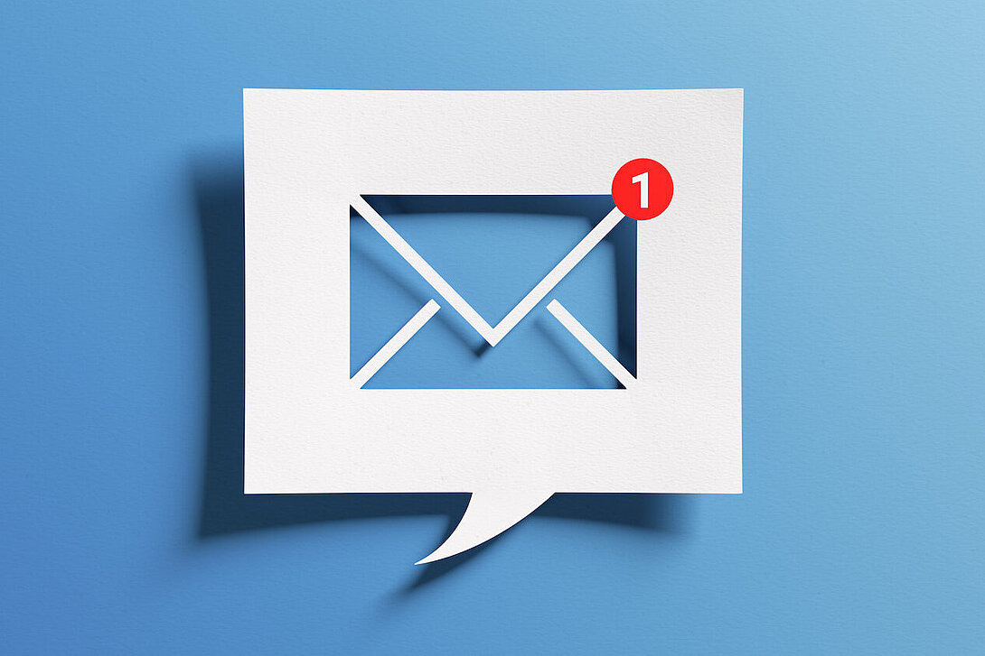Abstraktes E-Mail-Symbol mit einer neuen Benachrichtigung 