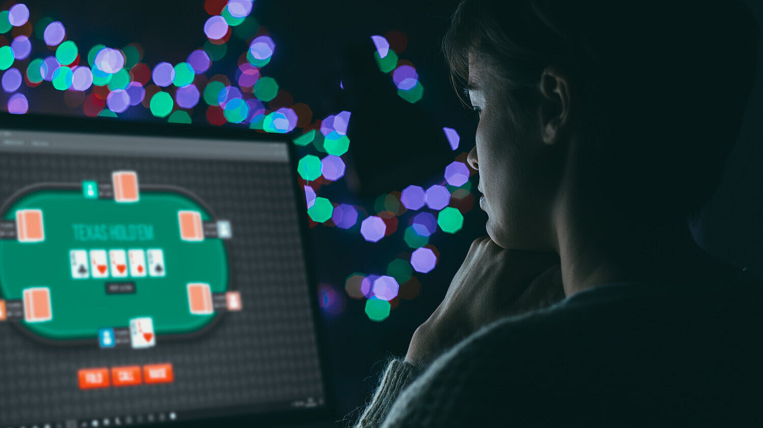Frau spielt Online-Poker